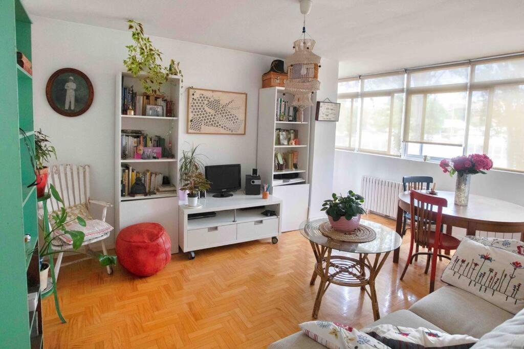Piso Centrico, Bonito, Acogedor, Con Aire Acondicionado, Jardines Y Enfrente Piscina Municipal De Penuelas Apartamento *