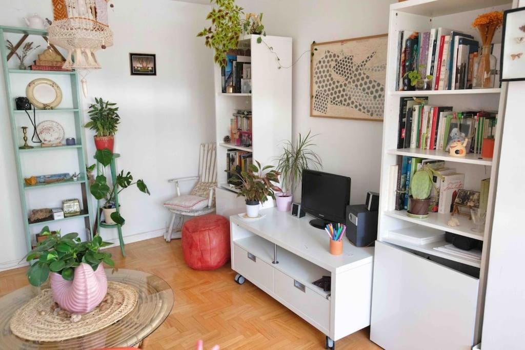 Piso Centrico, Bonito, Acogedor, Con Aire Acondicionado, Jardines Y Enfrente Piscina Municipal De Penuelas Apartamento